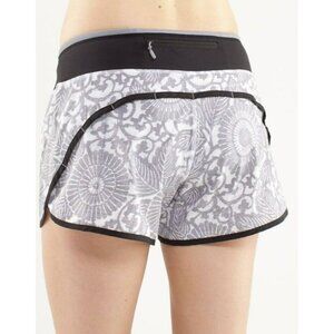 Lululemon Turbo Run Short Beachy Floral White Fossil / Black Size 2 EUC